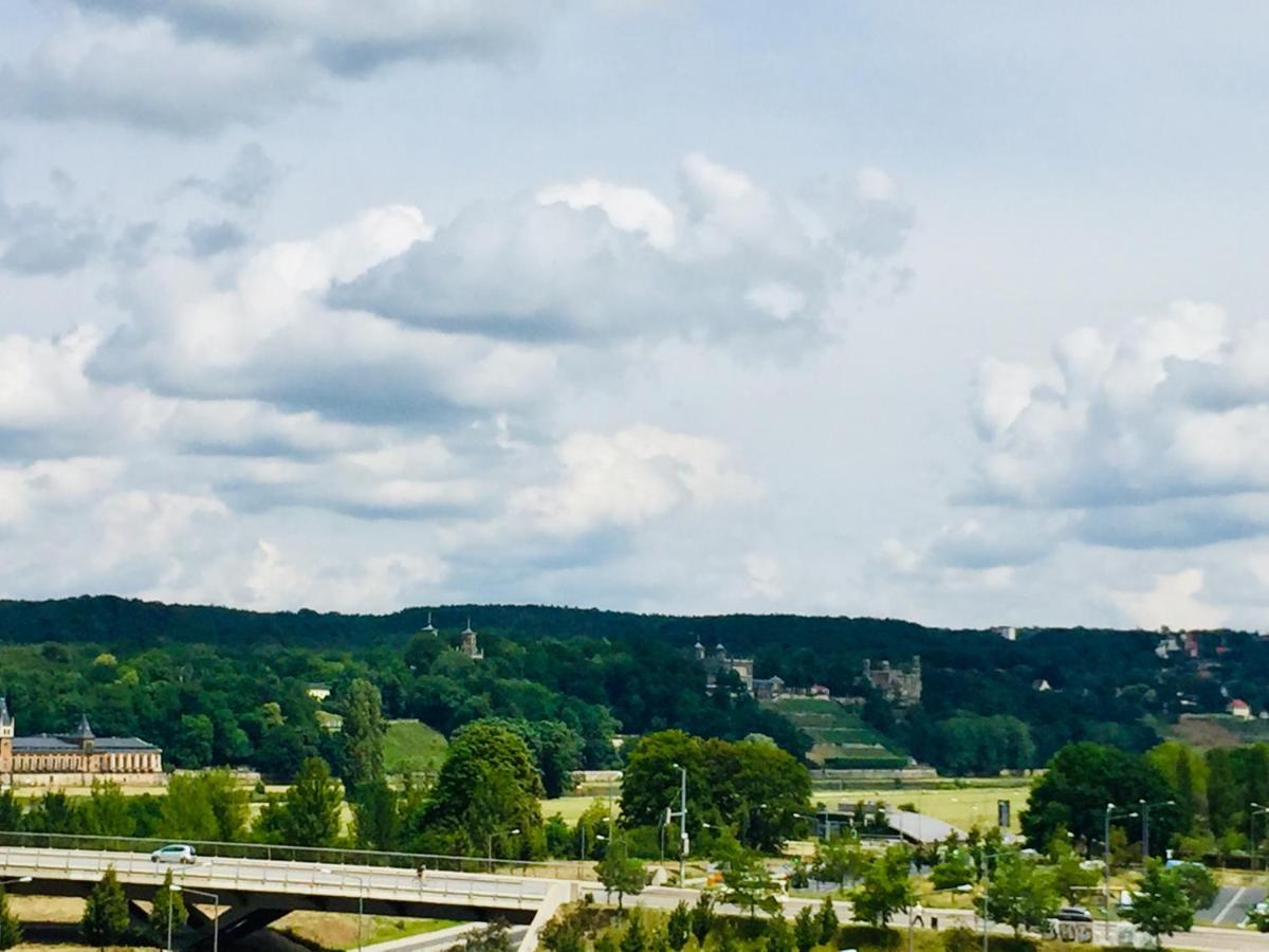 Panoramablick Auf Elbe Und Schloesser Dresden Exterior photo